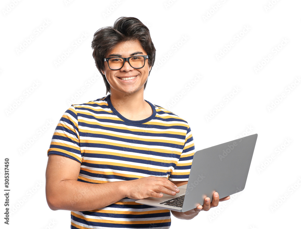 白人背景下带笔记本电脑的亚裔男性程序员