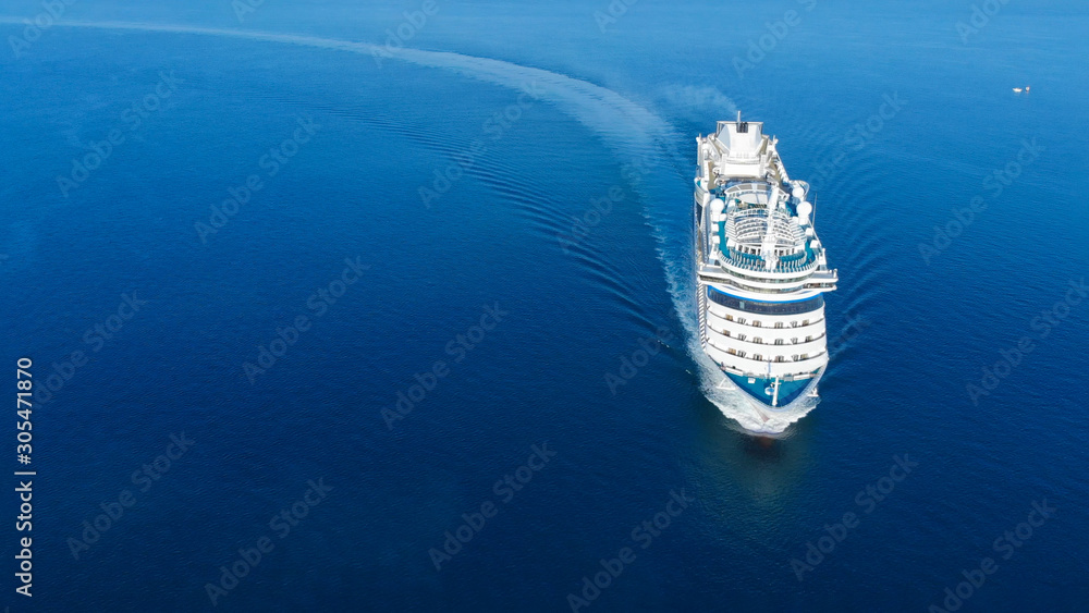 海上概念旅游区豪华游轮上方美丽的白色游轮鸟瞰图