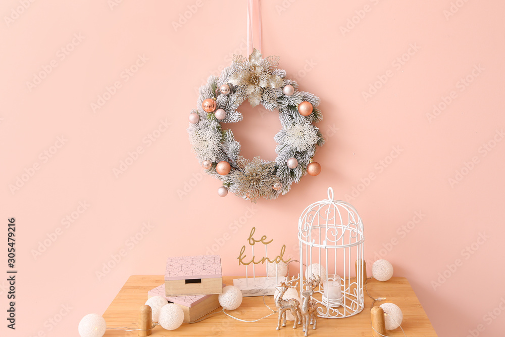美丽的圣诞花环挂在桌子附近的墙上，装饰精美