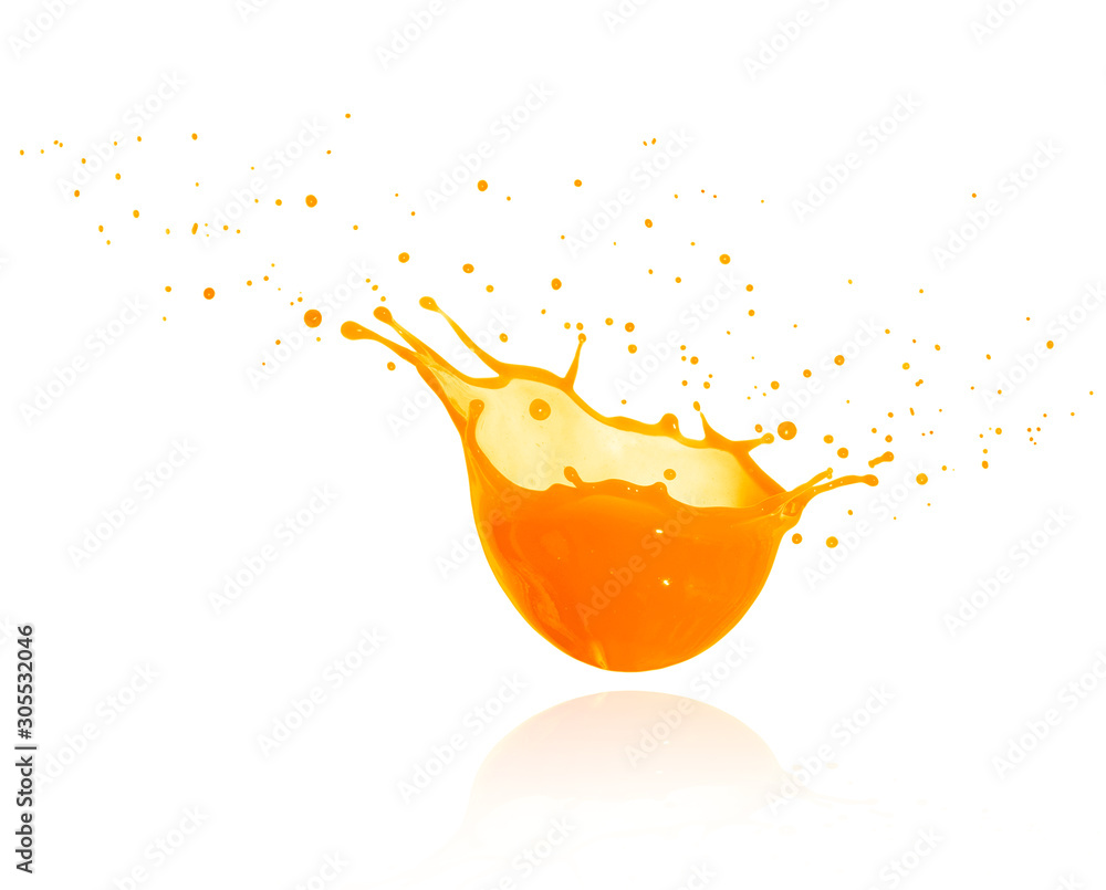 白色背景上分离的新鲜橙汁飞溅