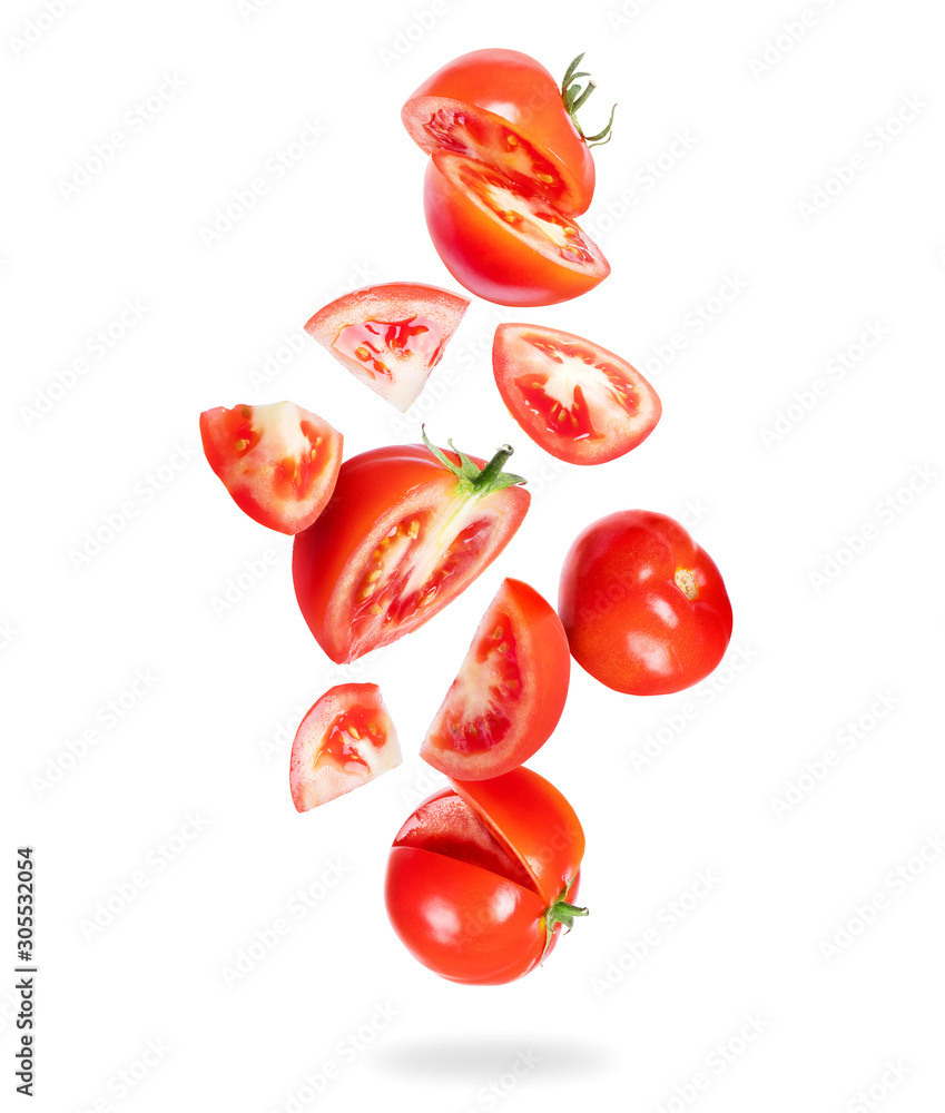 整颗和切片的新鲜番茄落在白色背景上