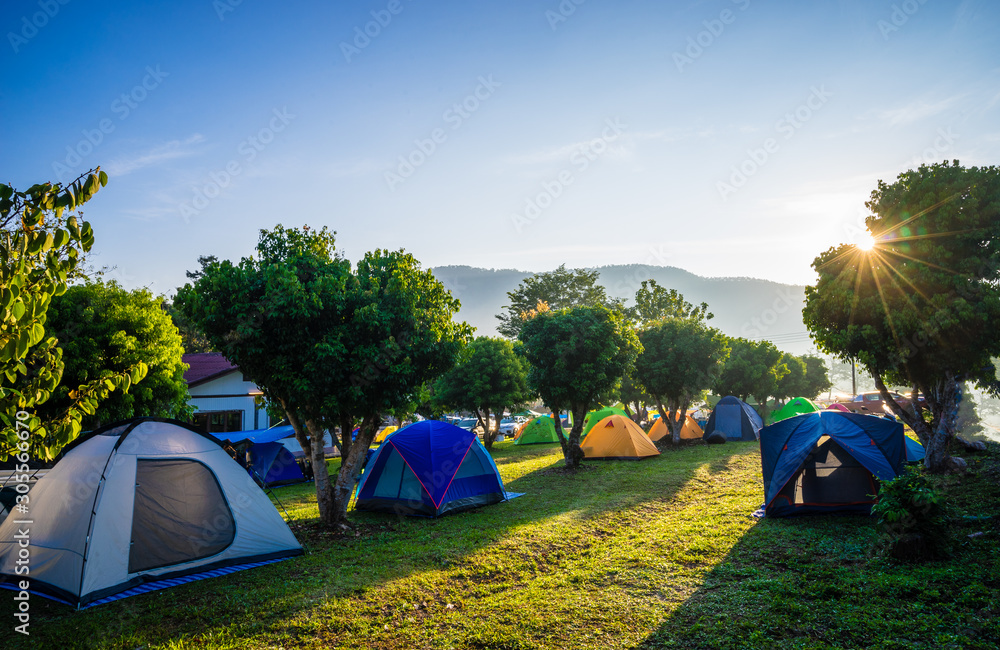 在日出的自然公园露营和帐篷