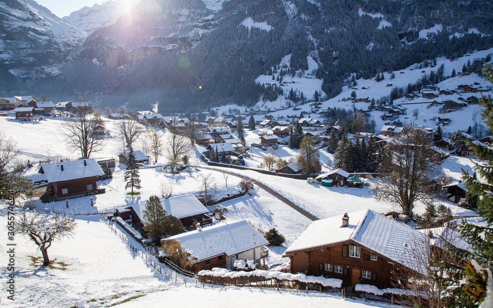 冬季令人惊叹的旅游高山村庄Grindelwald瑞士-欧洲