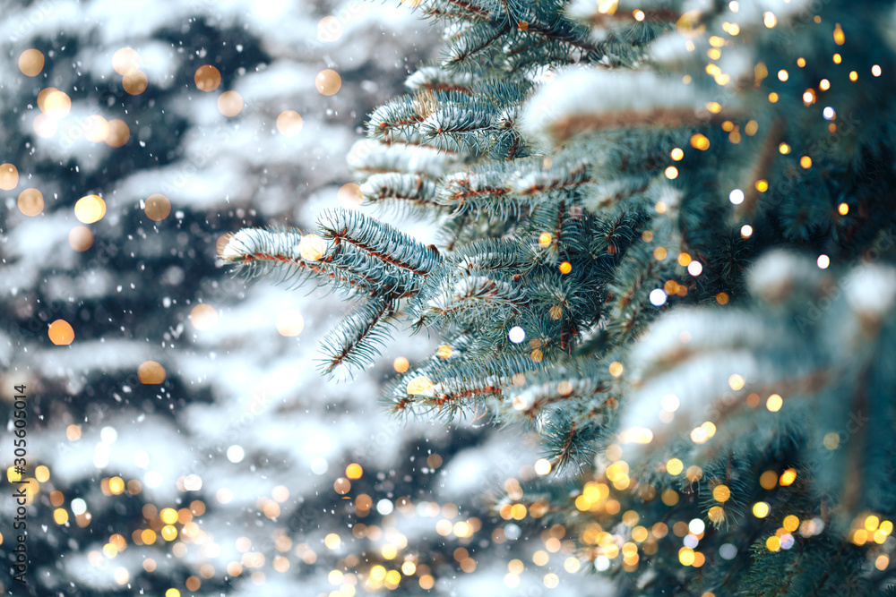 户外的圣诞树，雪花飘落，灯光闪烁，圣诞气氛。
