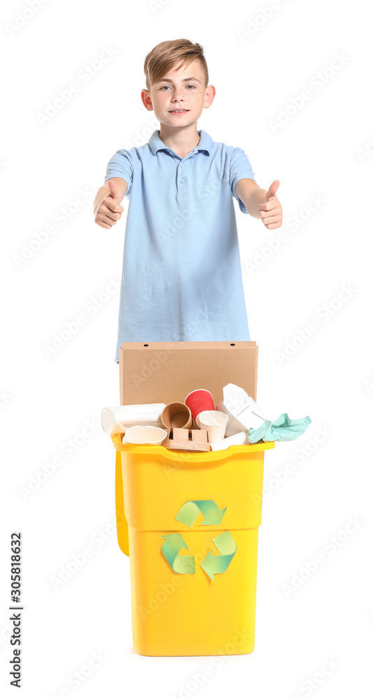 小男孩在白色背景的垃圾箱附近竖起大拇指。回收的概念