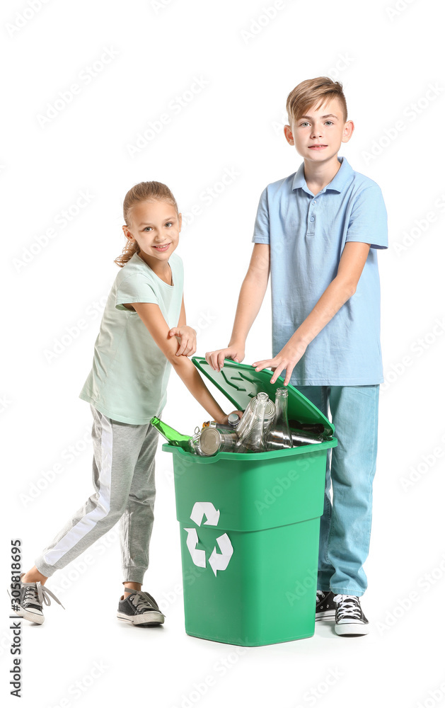 白色背景下的小孩和垃圾容器。回收利用的概念