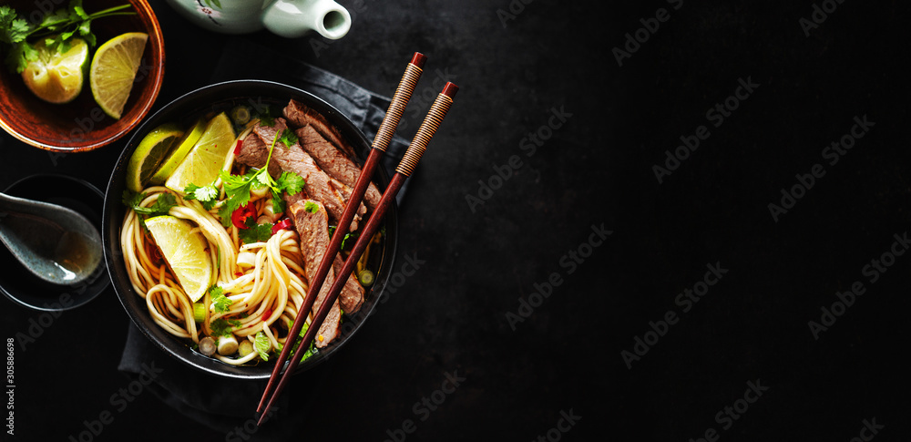 美味的亚洲经典面条肉汤