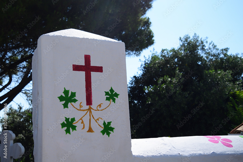 希腊村庄Zeytinlikoy（Agios Theodoros）-土耳其爱琴岛主教堂花园的十字架标志