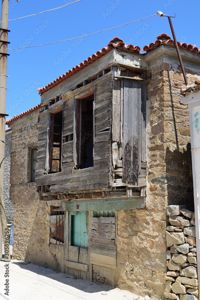 废弃的希腊村庄Derekoy（Schinoudi）-土耳其爱琴岛Gokceada的废墟房屋