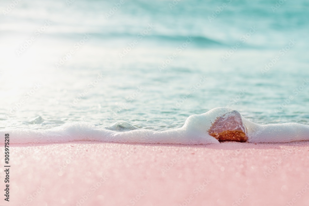 夏日粉彩背景——小石头上的沙滩和海水