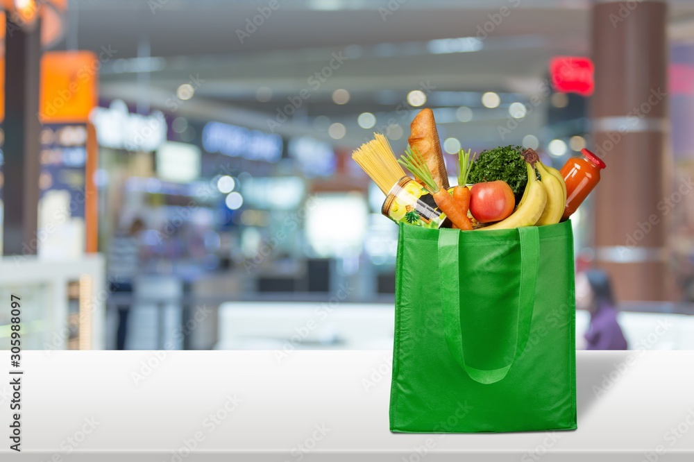 市场背景下满满的购物绿色包包