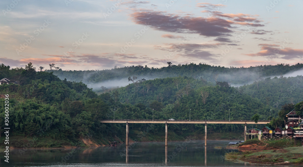 早上在河上的桥上有雾，可以看到桑赫拉布里的薄雾，聚焦在桥上。