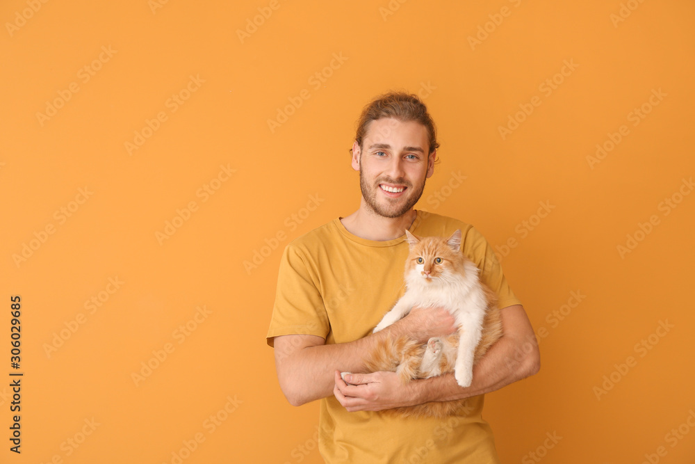 彩色背景上有可爱猫的男人