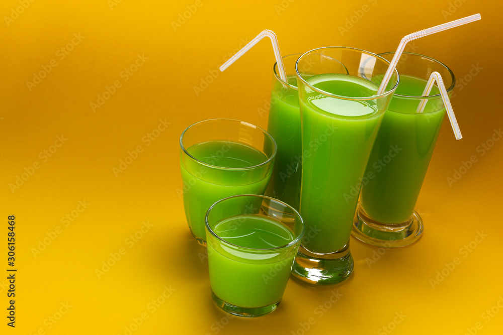 一杯绿色果汁，带有文本、新鲜苹果和芹菜鸡尾酒的复制空间