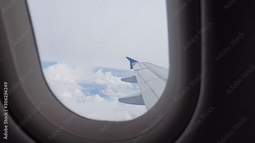 阴天飞行。从机翼、天空和云层上的飞机窗户观看。Sl