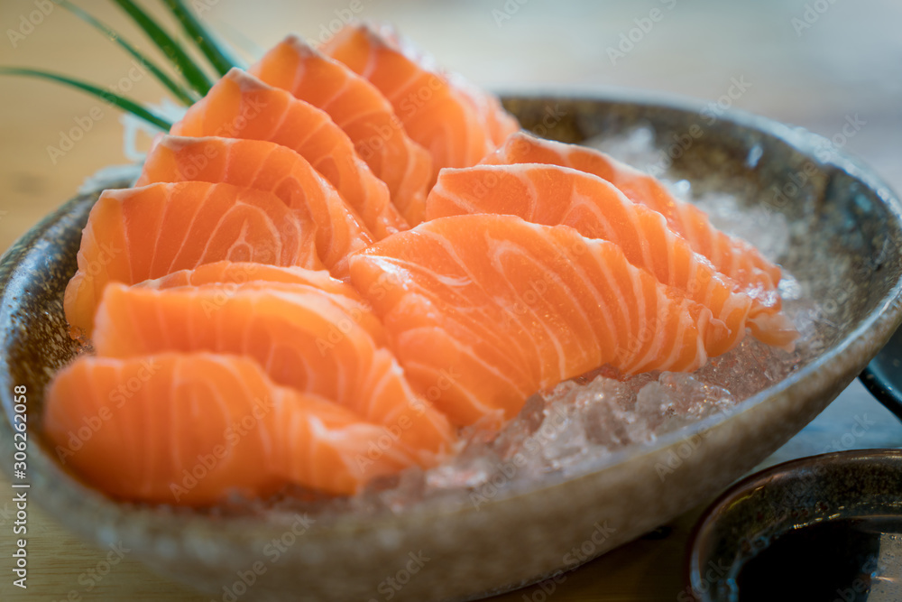 生三文鱼片或三文鱼生鱼片，日式新鲜，装在碗里冰块上。日本传统