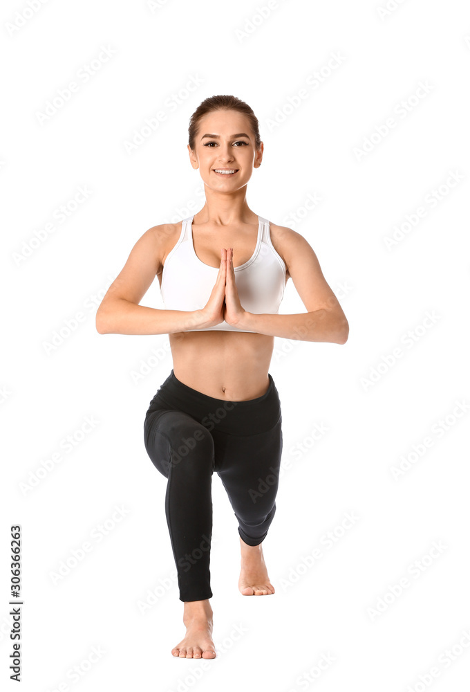 美丽的年轻女子在白色背景下练习瑜伽