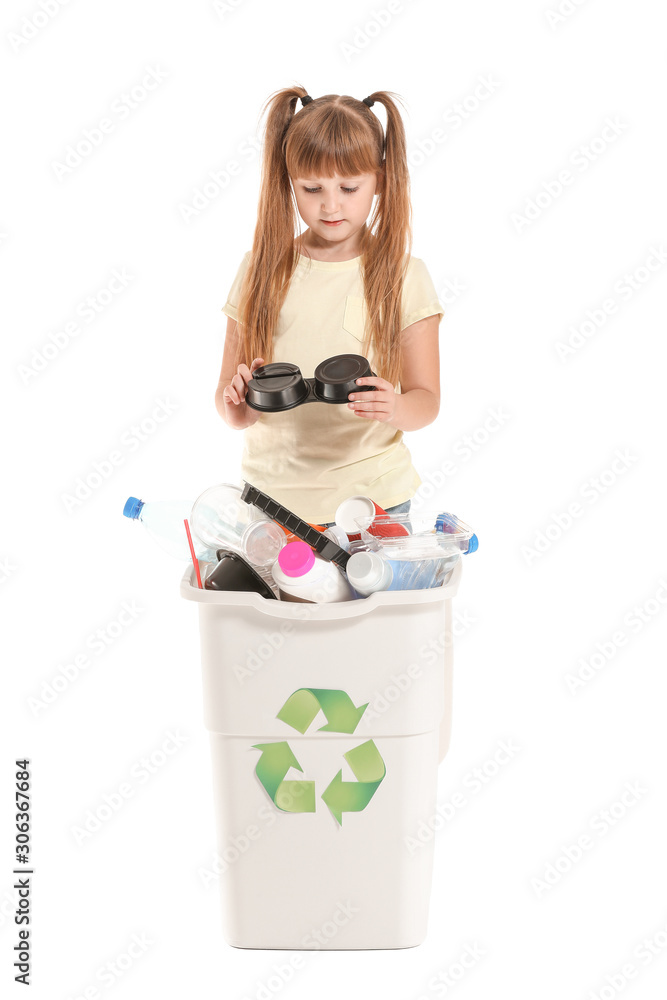 小女孩和白色背景的垃圾容器。回收的概念