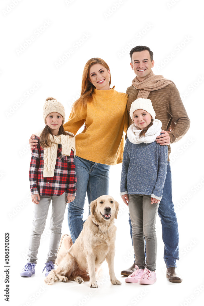 穿着秋装，白底有狗的幸福家庭