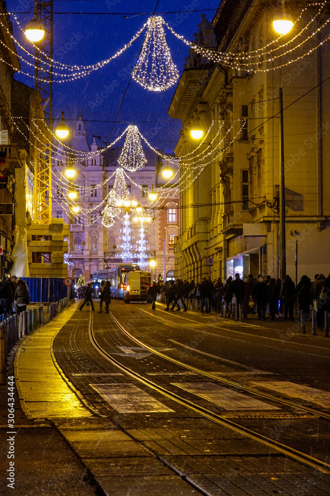 垂直：12月萨格勒布美丽城市街道的照片。