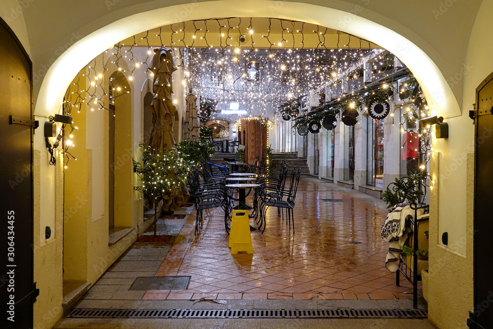关闭：一家咖啡馆的大门被节日的圣诞灯照亮。