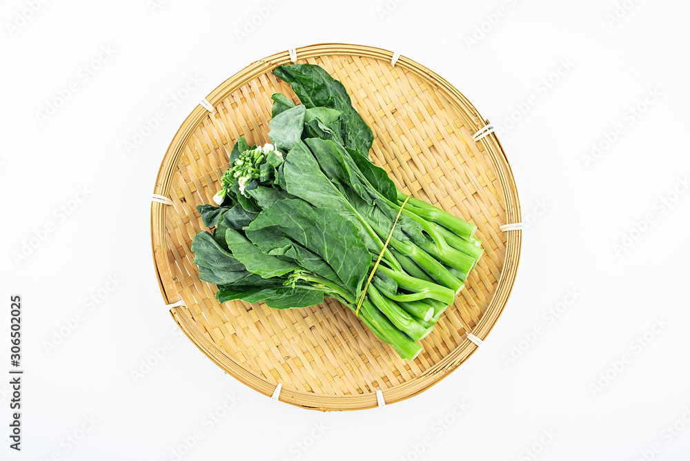 竹筛装新鲜绿色蔬菜白底羽衣甘蓝心