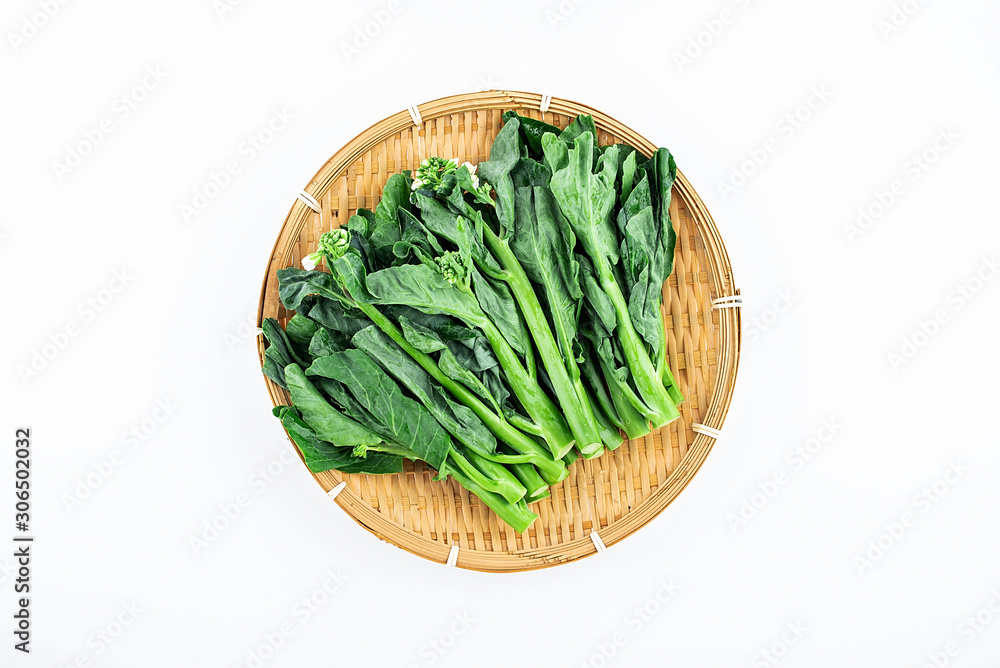 竹筛内装新鲜绿色蔬菜白底羽衣甘蓝心