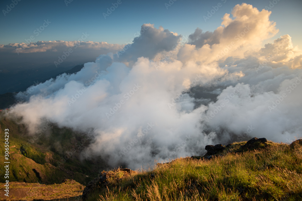 日落时，云雾漂浮在山谷中，缅甸莫伊瓦迪穆拉伊头顿
