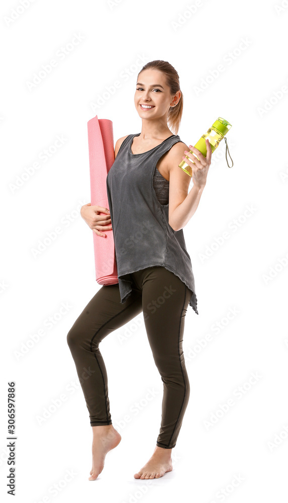 漂亮的年轻女子，白色背景，拿着瑜伽垫和一瓶水