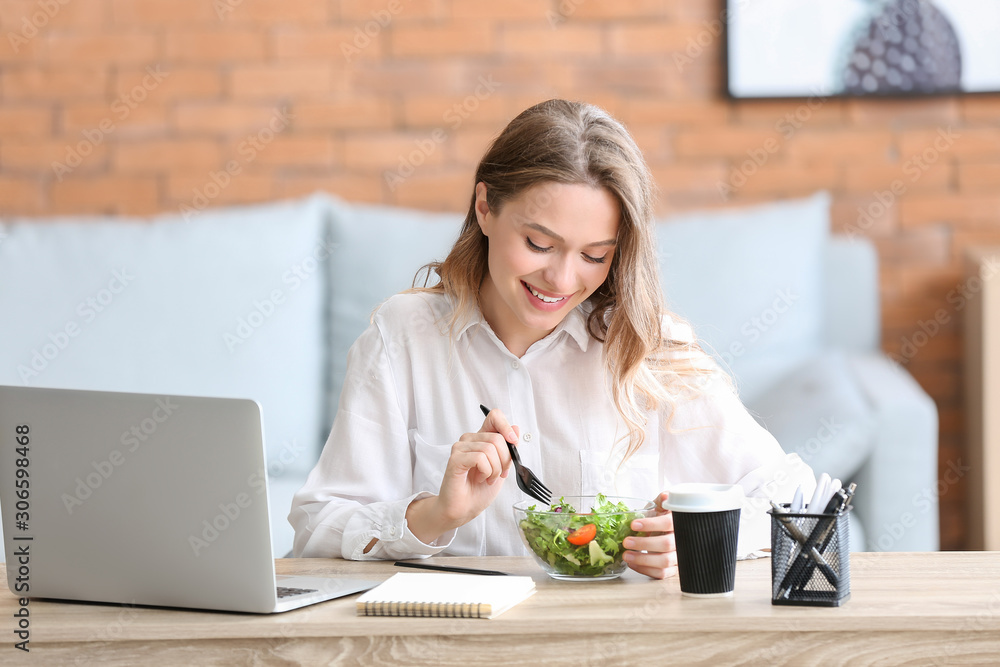女人在办公室吃健康蔬菜沙拉