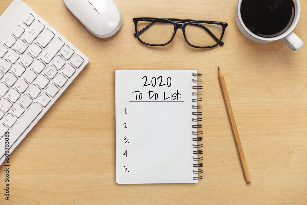 2020年新年决心目标清单-带手写笔记本的商务办公桌
