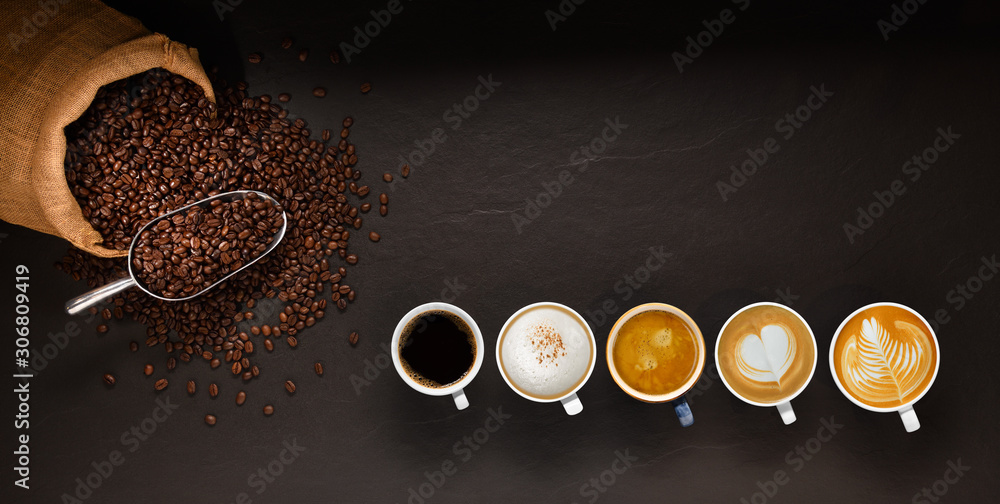 各种咖啡和咖啡豆装在黑色背景的麻袋里。