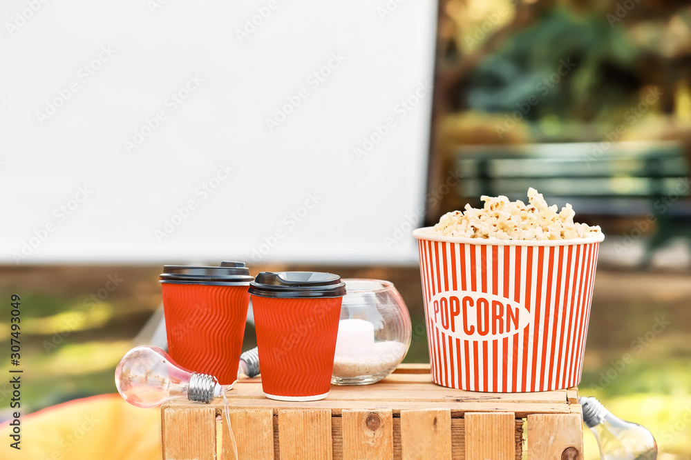 户外电影院里的一桶爆米花配美味的咖啡