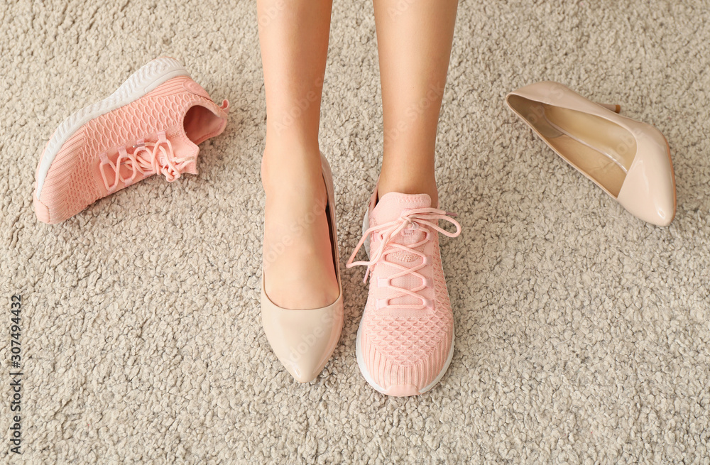 年轻女子在家换高跟鞋换舒适鞋