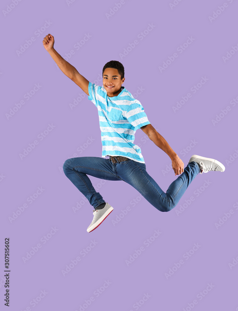 彩色背景下跳跃的非裔美国少年