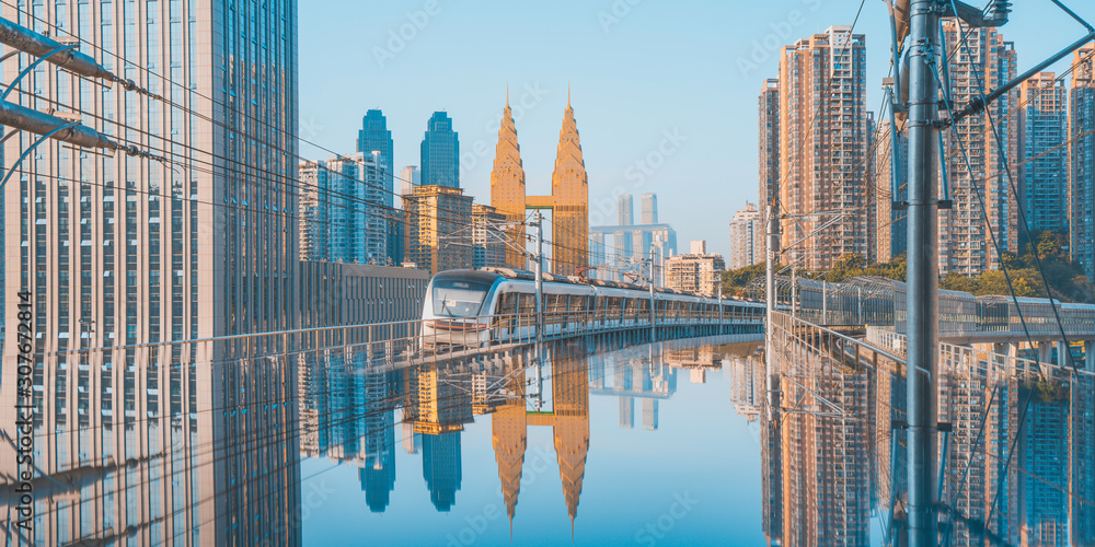 中国重庆轻轨站台和高层建筑