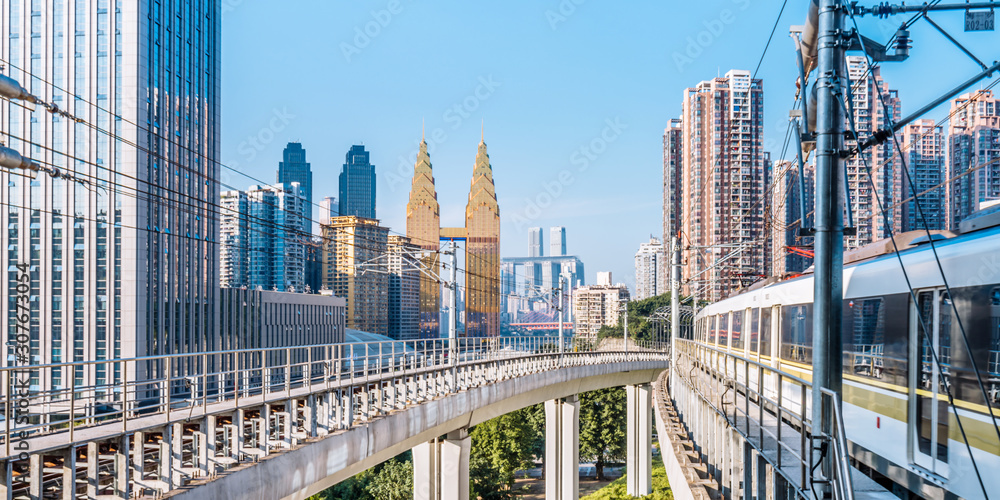 中国重庆轻轨站台和高层建筑