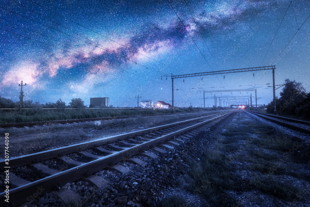 星夜火车站上空的银河。美丽的工业景观，蓝天和