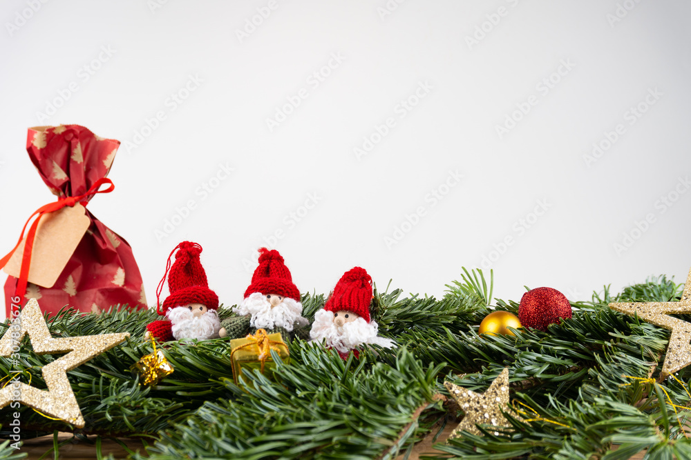白色背景前的圣诞装饰品（侏儒、礼物、星星、小玩意）和冷杉枝