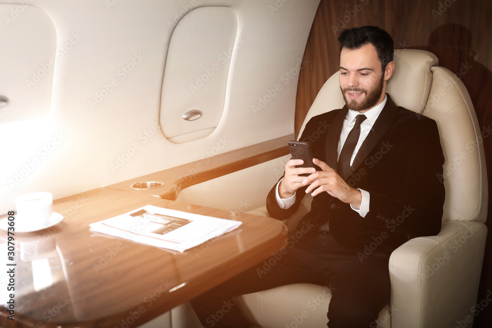 现代私人飞机上的商人