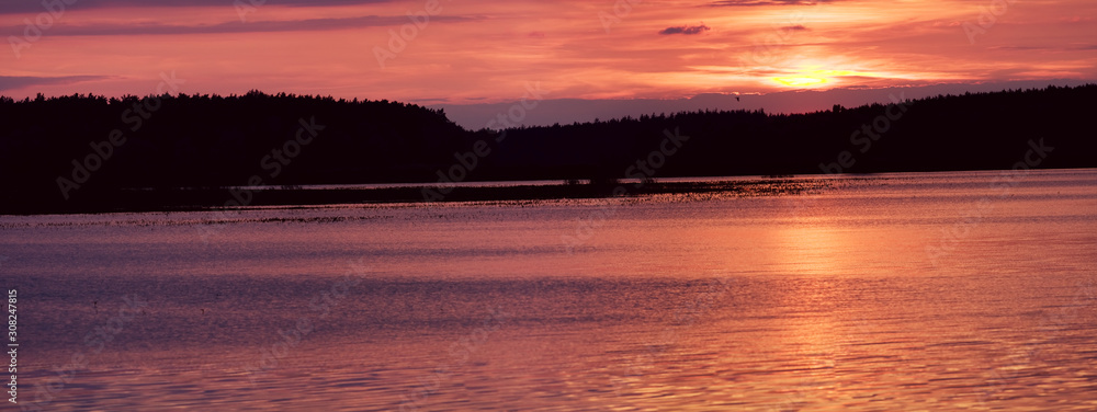湖面上的日落