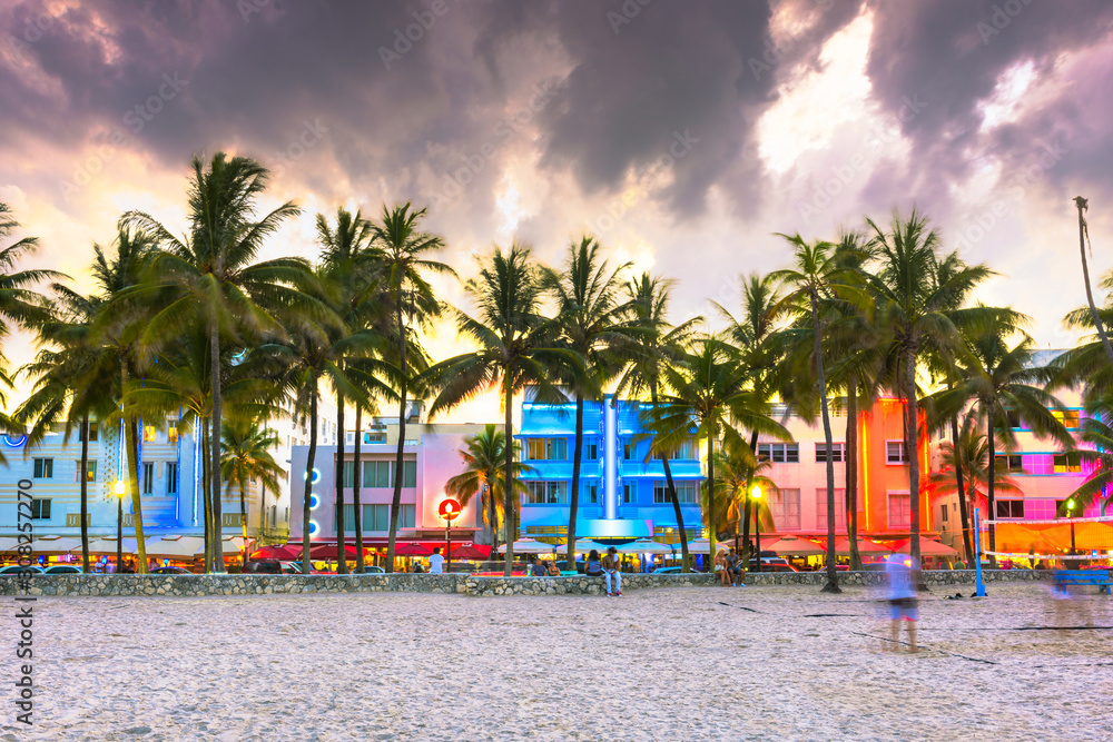 美国佛罗里达州迈阿密海滩海洋大道上装饰艺术建筑的城市景观