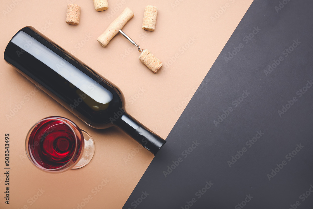 一瓶又一杯的葡萄酒，颜色背景上有软木塞和开瓶器