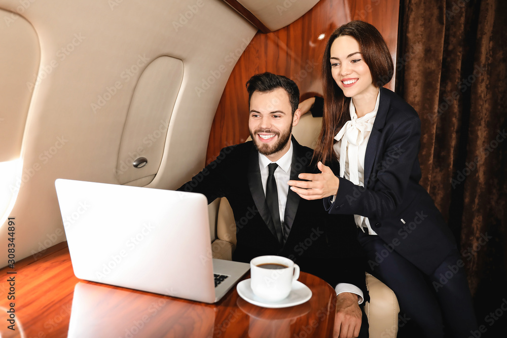 商人和妻子登上现代私人飞机