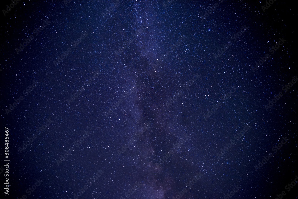 夜晚充满恒星的银河系天空的低角度拍摄