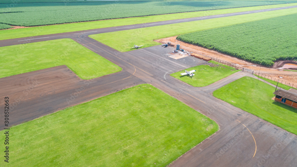 巴西铺设的飞机跑道鸟瞰图。小型螺旋桨飞机带糖远程简易机场