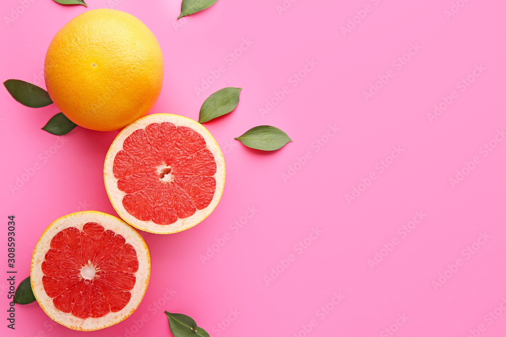 彩色背景上的新鲜葡萄柚