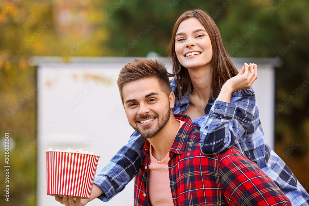 年轻夫妇在户外电影院玩得很开心