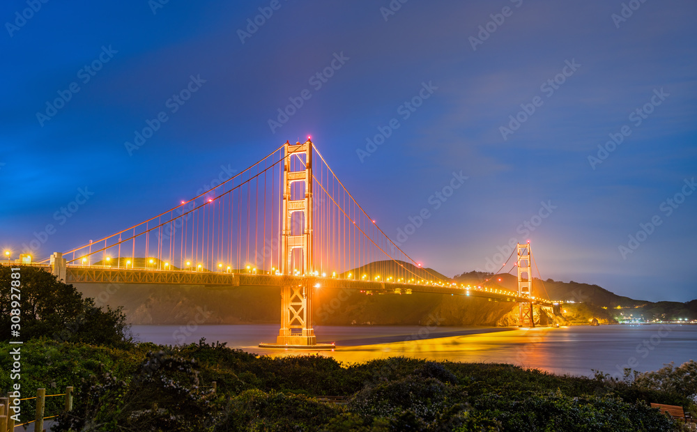 夜间旧金山金门大桥