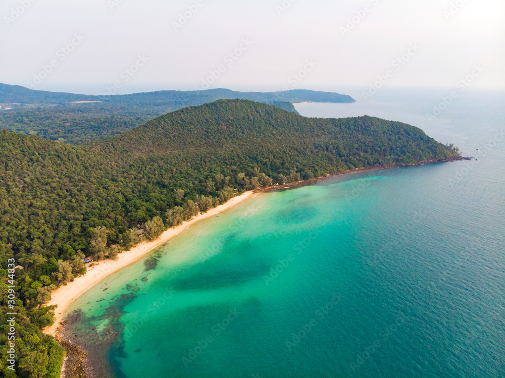 飞行无人机拍摄的俯视航拍照片，碧绿的海水，令人惊叹的美丽海洋景观。